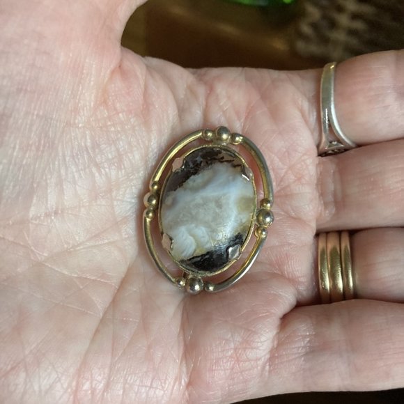 Vintage polished stone oval brooch - Picture 2 of 3